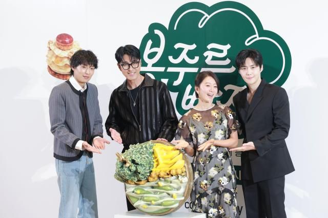 배우 이기택왼쪽부터과 차승원 김희애 김선호가 쿠팡플레이 봉주르빵집 제작발표회에 참석해 포즈를 취하고 있다 사진유대길 기자 dbeorlf123ajunewscom