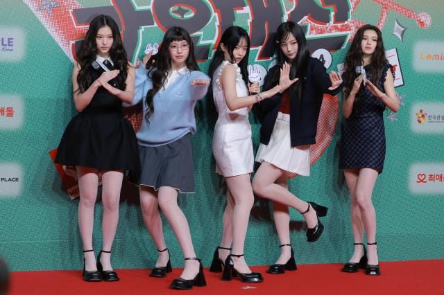 걸그룹 뉴진스NewJeans가 지난 2024년 인천 인스파이어 아레나에서 열린 SBS 가요대전 레드카펫 행사에 참석해 포즈를 취하고 있다 사진유대길 기자