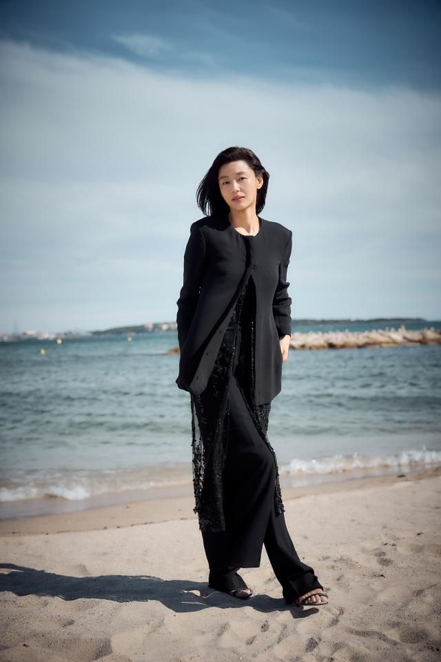 영화 군체 주연 배우 전지현 사진쇼박스