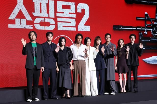 킬러들의 쇼핑몰 시즌2 왼쪽부터 이권 감독 오카다 마사키 현리 김민 정윤하 금해나 조한선 김혜준 이동욱 사진연합뉴스