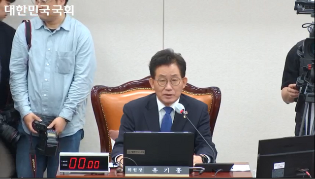 유기홍 국회 교육위원회 위원장이 14일 정순신 변호사 아들의 학교폭력 진상 조사를 위한 청문회에 지난달 31일에 이어 또다시 모습을 드러내지 않은 정 변호사를 강하게 질타했다.&nbsp;(사진= 국회의사중계시스템)