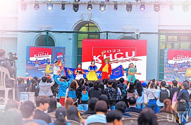 미국문화영어학과 학생들이 장기자랑으로 댄스를 선보여 대상을 수상했다.