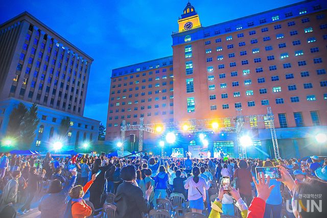 경희사이버대는 지난 13일 경희대학교 서울캠퍼스 대운동장에서 ‘한마음 한마당 대축제’를 개최했다.