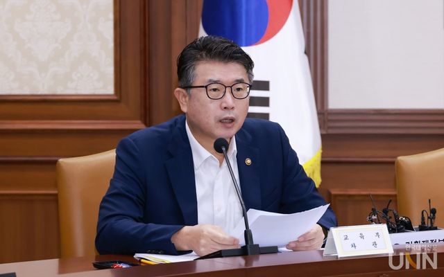 장상윤 교육부 차관이 18일 열린 비상경제장관회의 겸 수출투자대책회의에서 ‘에듀테크 진흥방안’을 발표하고 있다. (사진=교육부)