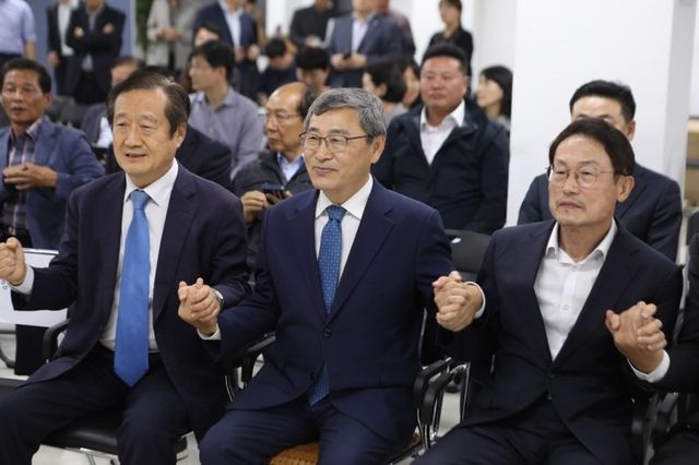 지난 16일 치러진 서울시교육감 보궐선거에서 같은 날 오후 11시쯤 정근식 후보(사진 가운데)가 당선을 확신하고 있다. (사진=정 후보 선거사무소 공보단)