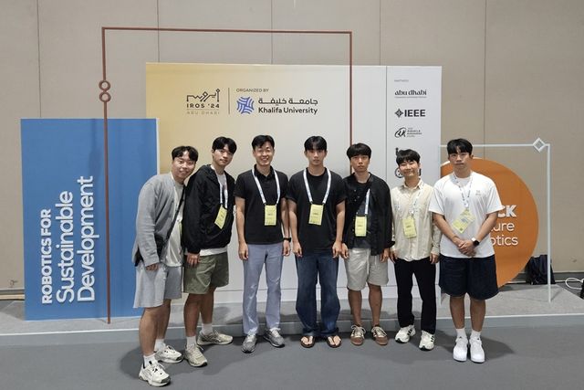 서울시립대 UOS-Robotics 팀이 IROS 2024 학술대회 시상식 직후 기념 촬영하고 있다. (사진=서울시립대)