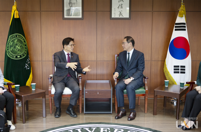 김문수 장관(왼쪽)이 원종필 총장과 대화를 나누고 있다.