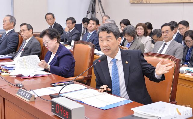 이주호 사회부총리 겸 교육부장관이 교육위 종합감사에서 위원들의 질의에 답하고 있다. (사진=한명섭 기자)