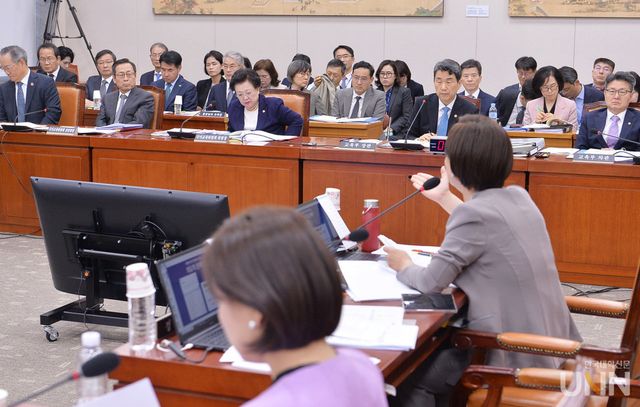 진선미 더불어민주당 의원이 사립학교법 시행령 개정안 통과를 두고