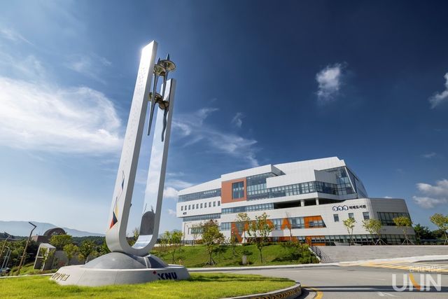 강원대 하모니타워 & 미래도서관 전경.