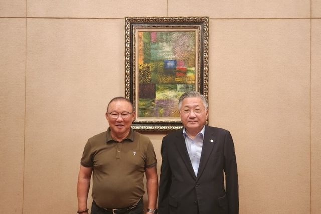 (오른쪽부터) 김윤배 청주대 총장과 박항서 전 감독이 만나 기념 촬영하고 있다. (사진=청주대)