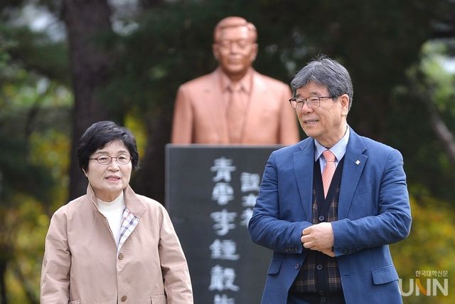 최용섭 본지 주필 겸 편집인과 이혜숙 총장(왼쪽)이 인터뷰를 마친 뒤 캠퍼스를 거닐며 혜전대 발전 방향에 대해 의견을 나누고 있다. (사진=한명섭 기자)