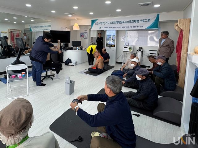 조선이공대 웰빙케어헬스 봉사동아리 학생이 지역민들에게 스포츠테이핑 기법을 설명하고 있다