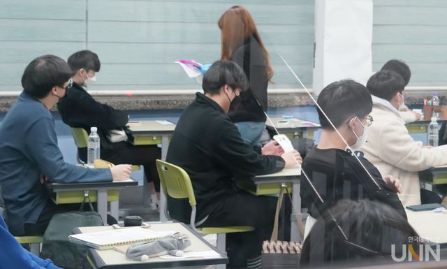 2022 수능을 치르는 수험생들. (사진=한국대학신문DB)
