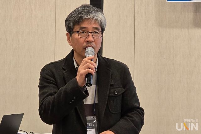 김한길 한국영상대 마이스터대교육원장이 ‘전문기술석사과정 정책연구 방향’ 특별강연을 진행하고 있다. (사진=임연서 기자)