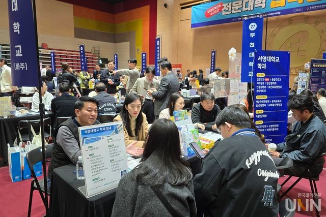 서영대학교 파주캠퍼스 부스에서 수험생들이 입시 상담을 받고 있다. (사진=임연서 기자)