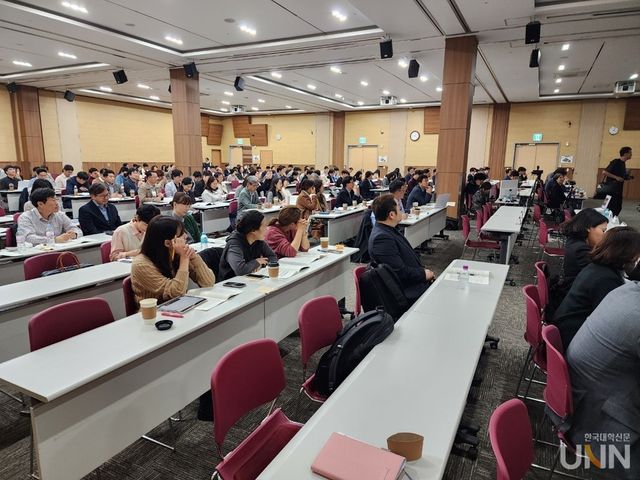 지난 15일 광주광역시 김대중컨벤션센터에서 열린 RISE 지원전략 시안 공청회에 참석한 각 지역 라이즈 관계자들이 집중하며 설명을 듣고 있다. (사진=백두산 기자)