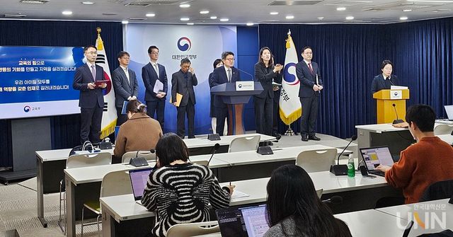 15일 오전 정부서울청사서 열린 브리핑에서 교육부 관계자들이 교육개혁 현황 등에 발표하고 있다. (사진=김영식 기자)