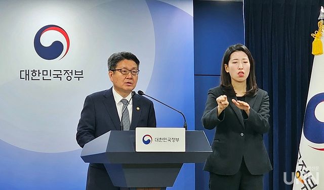 19일 오전 정부서울청사에서 '윤석열 정부 교육분야 성과 및 향후 추진계획' 관련 브리핑이 열린 가운데, 오석환 차관이 그간 교육개혁 현황 등에 대해 설명하고 있다. (사진=김영식 기자)