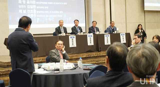 ‘대변혁의 시대, 대학에서 키워야 할 인재상’을 주제로 열린 토론에서 임태희 경기도교육감이 플로어석에서 발언을 하고 있다. (사진=한명섭 기자)