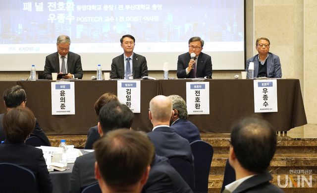 22일 열린 ‘2024 대한민국 미래 교육 서밋’에서 ‘대변혁의 시대, 대학에서 키워야 할 인재상’을 주제로 토론이 열리고 있다. (사진=한명섭 기자)