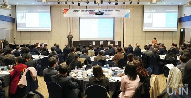 오세정 전 서울대 총장이 기조 강연을 진행하고 있다. 이날 강연 참석자들이 경청하고 있는 모습 (사진=한명섭 기자)