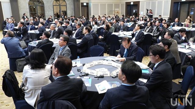 22일 오후 열린 ‘2024 대한민국 미래교육 서밋’에 참석한 교육관계자들이 한 자리에 모여 우리나라 교육 현안들에 대해 집중 논의 토론하는 시간을 가졌다. (사진=한명섭 기자)