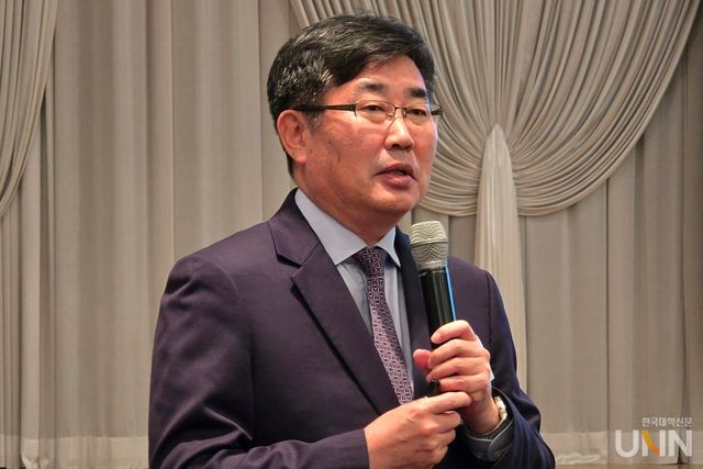 강문상 한국고등직업교육학회 회장(인덕대 교수)이&nbsp;‘‘AID 선도 대학 100개교’ 육성에 따른 전문대학의 준비’를 주제로 발표하고 있다. (사진=임연서 기자)