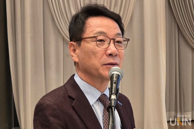 김헌영 라이즈위원장(전(前) 강원대 총장)이&nbsp;‘대학혁신과 라이즈(RISE)를 주제로 한 기조강연을 펼치고 있다. (사진=임연서 기자)