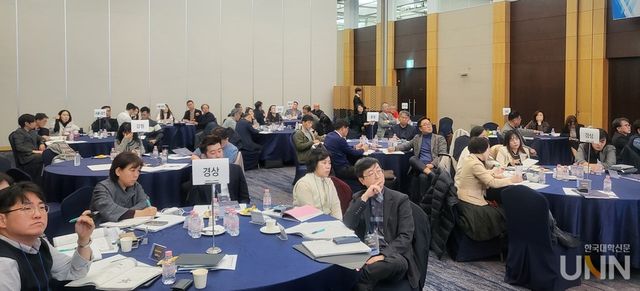 세미나 참석자들이&nbsp;안정근 경복대 국제교육처장의&nbsp;‘Digital Marketing in Emerging Market’를 경청하고 있는 모습. (사진=주지영 기자)