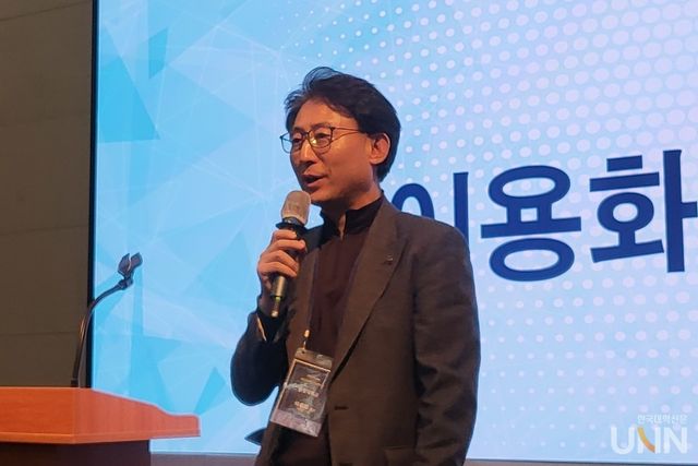 이용화&nbsp;한국전문대학국제교류협의회장(충청대 국제교육원장)이 지난 28일 개회사에서 국제교류 업무에 힘쓰고 있는 참석자들에게 격려의 말을 전하고 있다. (사진=주지영 기자)