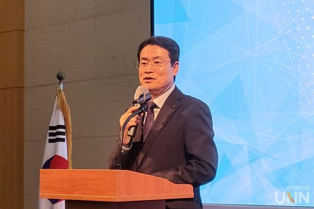 송승호 충청대 총장이 지난 28일 축사에서 외국인 유학생의 지역 정주에 힘써야 한다는 말을 전하고 있다. (사진=주지영 기자)