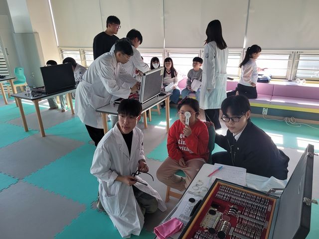 경동대가 강원도 원주 ‘THE자람 늘봄센터’에서 초등학교 1~2학년 학생들의 시력을 측정하고 있다. (사진=경동대)