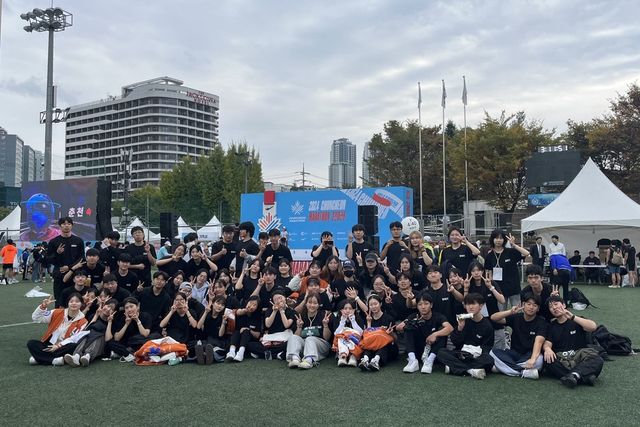 경동대 응급구조학과 학생들이 지난달 27일 강원도 춘천 공지천·의암호 일대에서 진행된 ‘2024 조선일보 마라톤대회’에 자원봉사단으로 참여해 기념 촬영을 하고 있다. (사진=경동대)