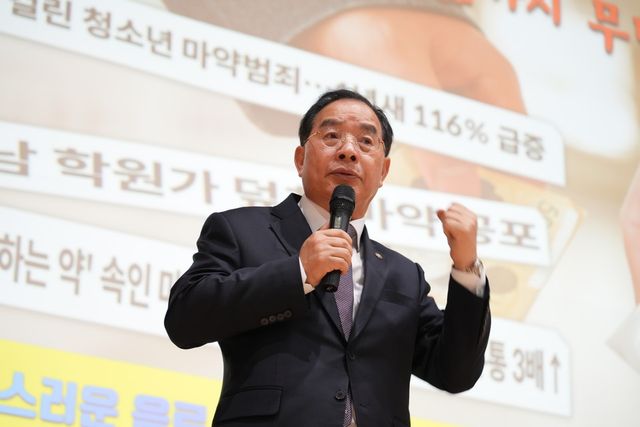 11일 정관고에서 법교육 특강을 하고 있는 하윤수 부산시교육감. (사진=부산시교육청)