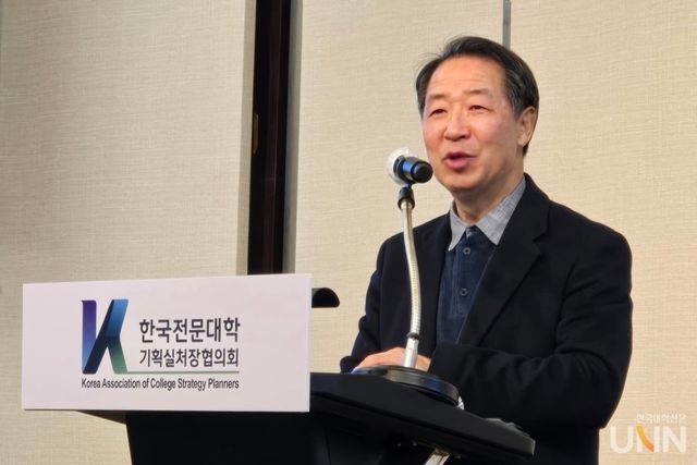 김병규 한국전문대학교육협의회 사무총장이&nbsp;‘2025년도 한국전문대학교육협의회 주요업무 추진방향과 과제’를 주제로 발표하고 있다. (사진=임연서 기자)