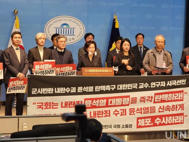 김은경 한국외대 교수가 22일 국회 소통관에서 전국 116개 대학 교수‧연구자 6075명을 대표해 모두발언을 하고 있다. (사진=백두산 기자)