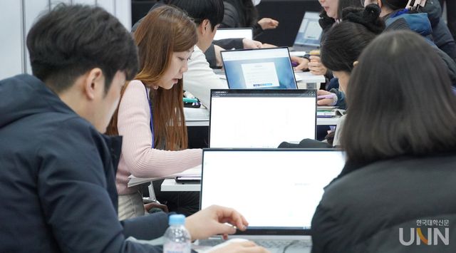 ‘2025학년도 정시 대학입학정보박람회’에서 대학 관계자들이 입시 관련 상담을 이어가고 있다. (사진=한명섭 기자)