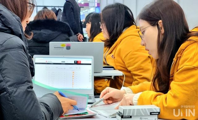 한 대학 부스에서 학부모와 교직원 간 대입 관련 상담이 진행되고 있다. (사진=한명섭 기자)