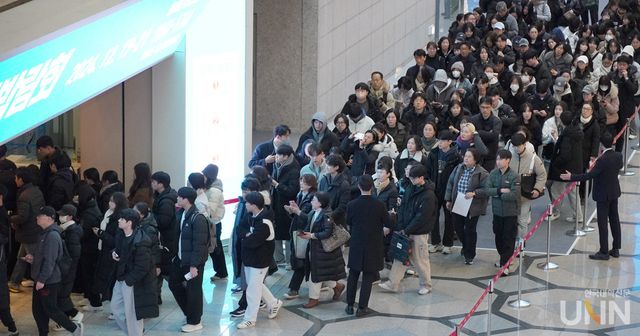 ‘2025학년도 정시 대학입학정보박람회’에 입장하고 있는 수험생과 학부모들의 모습. (사진=한명섭 기자)