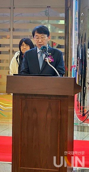 박상규 대교협 회장(중앙대 총장)이 ‘2025 정시 대학입학정보박람회’에서 개막사를 하고 있다. (사진=김영식 기자)