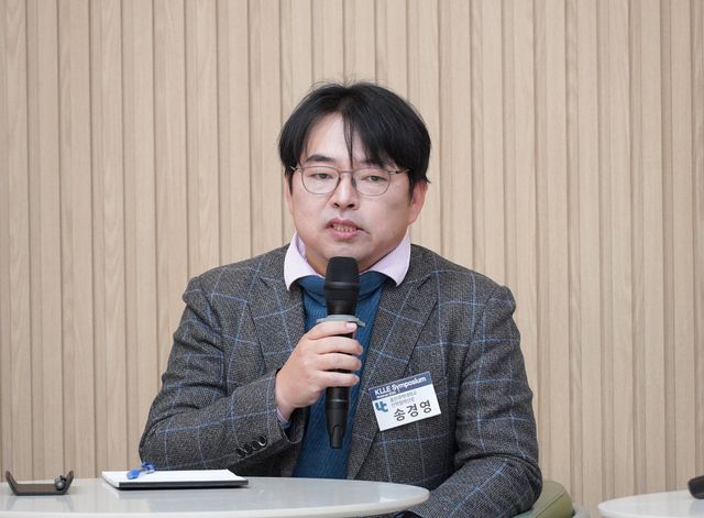 송경영&nbsp;울산과학대 산학협력단장이 기조강연 후 진행된 지정토론에서 토론자의 질문에 답하고 있다. (사진=한명섭 기자)