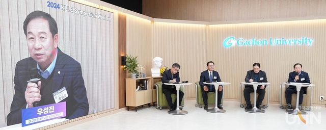 김진욱 푸름인재개발원 HRD 연구소장과&nbsp;이상욱 한국대학평생교육원협의회 이사장의 기조강연 끝난 후, 유한림 동국대 미래융합교육원장과 우성진 대구과학대 평생교육대학장이 패널로 참가해 지정토론을 하고 있다. (사진=한명섭 기자)