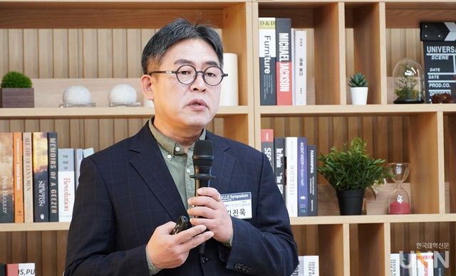김진욱 푸름인재개발원 HRD 연구소장(경희대 글로벌미래교육원 겸임교수)이 세 번째 세션에서 ‘대학 평생교육원의 운영 효율화 전략’을 발표하고 있다. (사진=한명섭 기자)