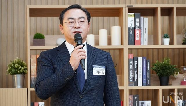 이상욱 한국대학평생교육원협의회 이사장(대림대 평생교육원장)이 네 번째 세션에서 ‘대학 부설 평생교육원장의 위상 강화 방안’을 발표하고 있다. (사진=한명섭 기자)&nbsp;