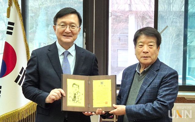 유홍림 서울대 총장이 박상희 한국농어촌희망재단 이사장(오른쪽)에게 감사패를 수여하고 기념촬영을 하고 있다.