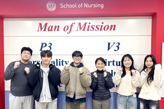 ‘한국과 외국 비의료계열 대학생의 간호사 이미지에 대한 차이’ 논문을 발표한 경동대 간호학과 학생들. (사진=경동대)