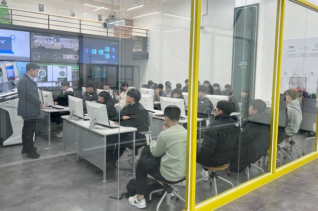 테스트베드 견학 현장. (사진=국립금오공대)