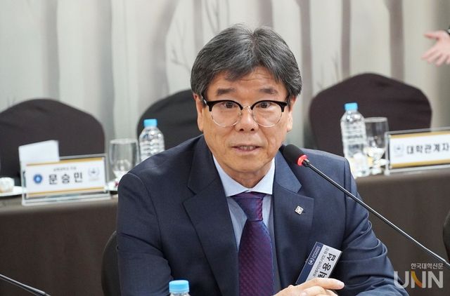 최용섭 UCN PS 원장(본지 주필 겸 편집인)이 3차 서밋에서 발언하고 있다. 그는 이 자리에서 “총장단의 다양한 견해를 한국대학신문에 담는 출발선으로 서밋을 활용하시길 바란다”고 말했다. (사진=한명섭 기자)