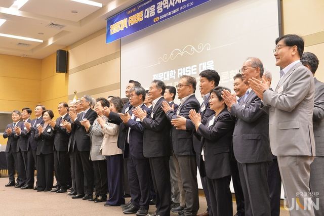 지난 21일 대전컨벤션센터DCC에서 열린&nbsp; ‘전문대학 RISE 대응 광역자치단체·유관 기관 토론회’에서 참석자들이 기념사진을 촬영하고 있다. (사진=한명섭 기자)